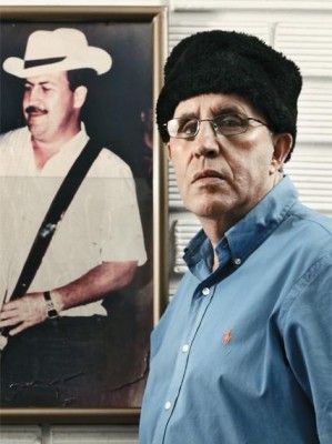 रोबर्तो, पाब्लो की फोटो के साथ.