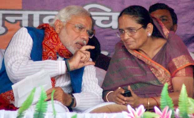 2014 चुनाव से पहले. मिर्जापुर की रैली में मोदी के साथ कृष्णा पटेल. 