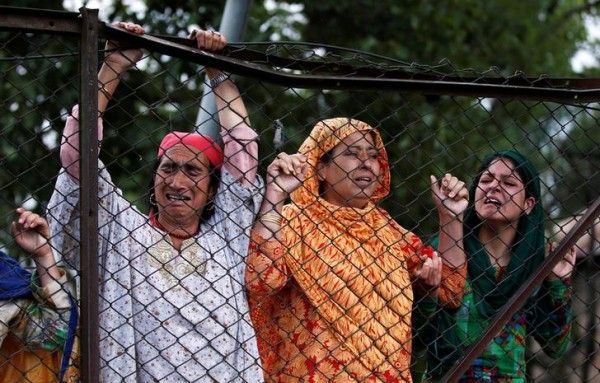 बुरहान वानी के जनाजे के पीछे रुकी ठहरी औरतें, फोटो क्रेडिट: Reuters