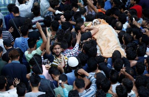 आतंकी बुरहान वानी का जनाजा, फोटो क्रेडिट: Reuters