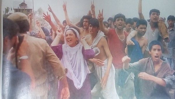 चरार-ए-शरीफ में आगजनी के बाद हिंसा भड़क गई. लोगों ने आर्मी के खिलाफ प्रोटेस्ट किया.