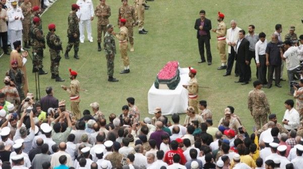 कराची का नेशनल स्टेडियम. एधी साहेब की अंतिम विदाई. फोटो क्रेडिट: Reuters
