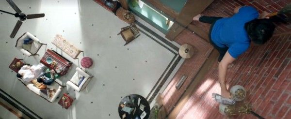 सुपरपावर्स का इस्तेमाल करते हुए घर के जाले साफ करता फ्लाइंग जट्‌ट.