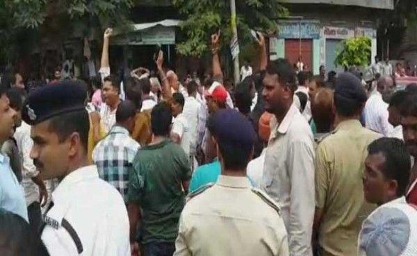 प्रोटेस्ट के दौरान लोग