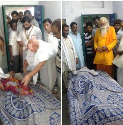 हाशिम अंसारी की मौत की खबर सुनकर आचार्य सत्येंद्र दास ओर आचार्य ज्ञान दास घर ही पहुंच गए उनकी आंखों में आंसू थे.