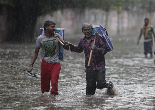 फोटो क्रेडिट: AP, जम्मू में भी पानी बरसा है भाईसाब. बाढ़ जैसे हालात ही समझ लो.