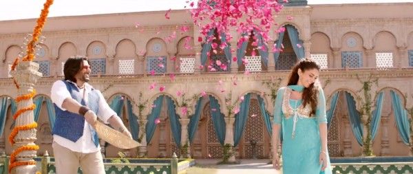 फिल्म के दृश्य में अरशद और अदिति.