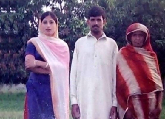 कंदील बलोच की आशिक हुसैन के साथ एक पुरानी फोटो.