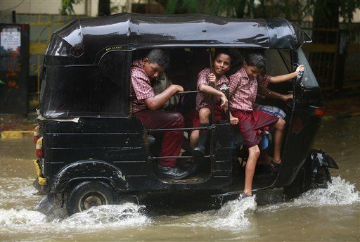 फोटो क्रेडिट- AP. ये 30 जून की मुंबई की तस्वीर है. महाराष्ट्र के सतारा में कोयना नदीं पर बना पुल टूट चुका है, जिसके चलते 35 से ज्यादा गांव महाराष्ट्र से कट चुके हैं.