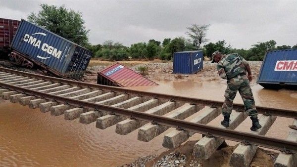 फोटो क्रेडिट: PTI, राजस्थान का सिरोही इलाका. रेलवे लाइन प्रभावित हैं. 