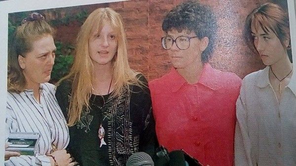 किडनैप हुए टूरिस्ट की बीवियां उनकी रिहाई के लिए आतंकियों से अपील करती हैं. मगर अफ़सोस जालिमों पर कोई असर न हुआ. ये तस्वीर अगस्त 1995 में इंडिया टुडे मैगजीन में छपी.