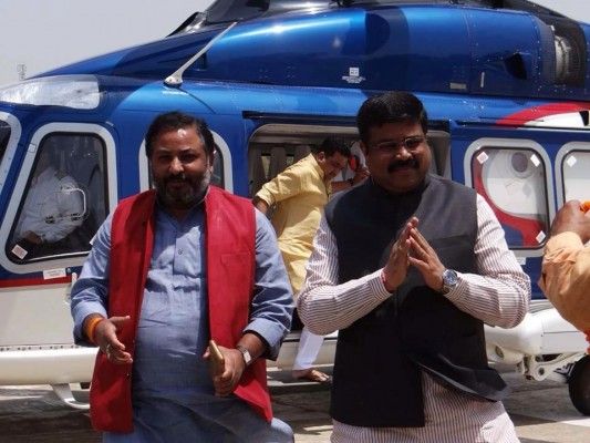 धर्मेंद्र प्रधान के साथ दयाशंकर सिंह