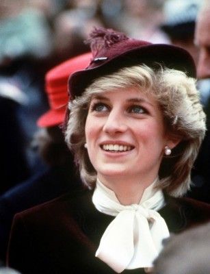 00-holding-5-things-princess-diana