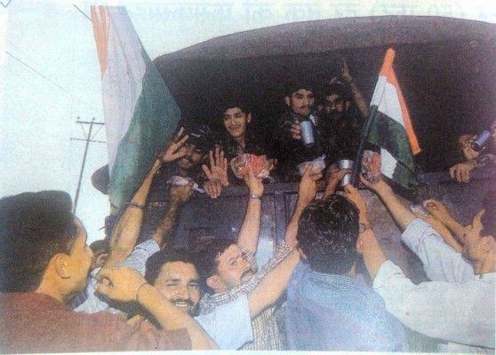 जब सैनिकों का ट्रक गुज़रता था, लोग उनके लिए खाना, पानी और कपड़े लेकर पहुंच जाते थे