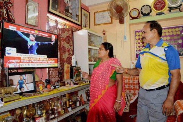 रियो में पर्फॉर्म करती दीपा को टीवी पर देखते उसके पेरेंट्स