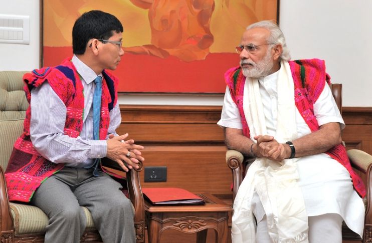 अप्रैल 2016 में मुख्यमंत्री बनने के बाद पीएम मोदी से मिलते हुए कलिखो पुल
