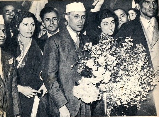 Nehru_At London with Vijay Lakshmi Pandit,Indira