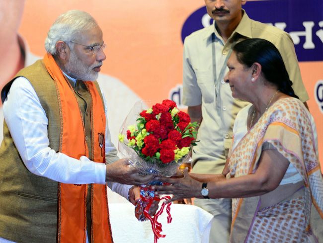 आनंदीबेन पटेल और नरेंद्र मोदी क्लासमेट रहे हैं