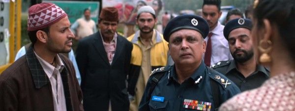 "हैप्पी.." के दृश्य में पीयूष मिश्रा का पात्र.