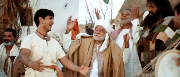 लगान (2001) में शंभू काका के रोल में हंगल और आमिर.