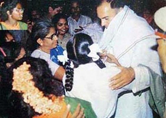 राजीव गांधी की हत्या तमिलनाडु के श्रीपेरंबदूर में 1991 में की गई. इस मामले से जुड़े लोगों की सजा माफी पर मामला सुप्रीम कोर्ट पहुंचा है. राजीव गांधी की हत्या तमिलनाडु के श्रीपेरंबदूर में 1991 में की गई. इस मामले से जुड़े लोगों की सजा माफी पर मामला सुप्रीम कोर्ट पहुंचा है.