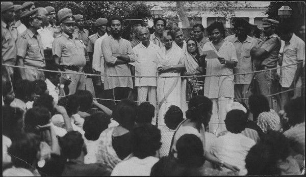 JNU में इंदिरा गांधी से उनका इस्तीफ़ा मांगते छात्र नेता सीताराम येचुरी