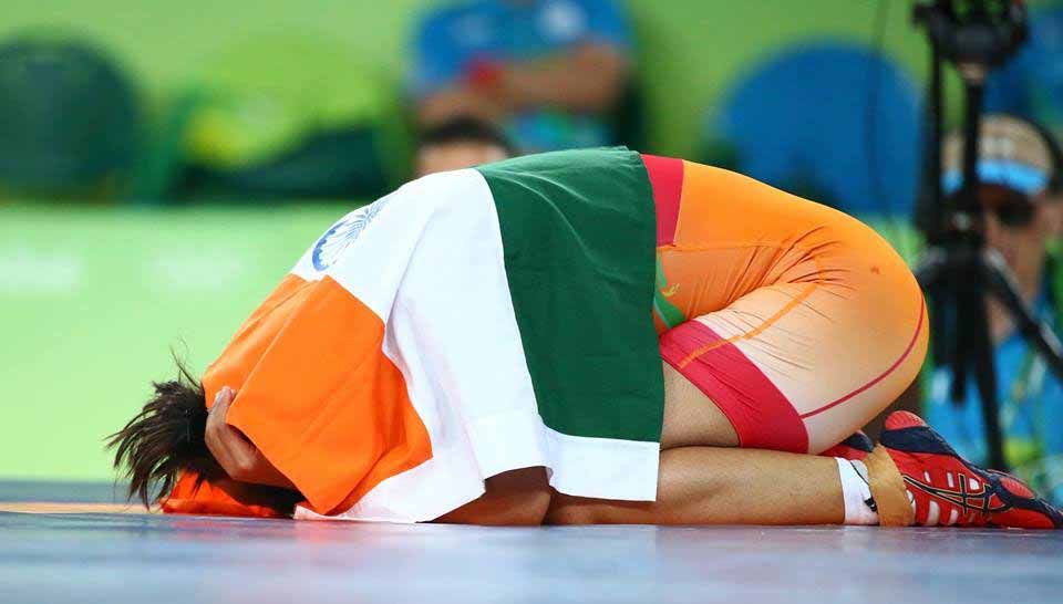 मेडल जीतने के बाद साक्षी ने रियो में तिरंगा ओढ़ लिया था. Photo: Reuters