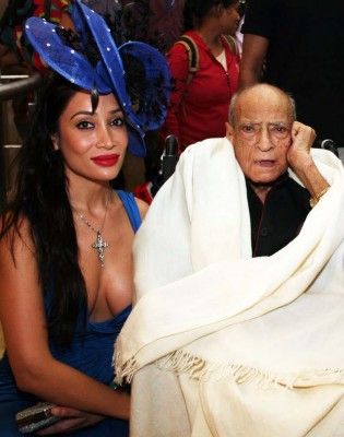 शो-स्टॉपर हंगल के साथ मॉडल सोफिया हयात.