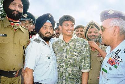 4 जून 1999 को वाघा बॉर्डर पर इंडिया लौटे नचिकेता. फोटो क्रेडिट: ap