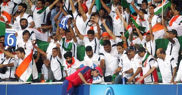 गेंद को बार-बार बाउंड्री पार से वापस लाना पड़ रहा था.