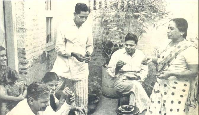 गोडसे परिवार जेल से बाहर आने के बाद. 