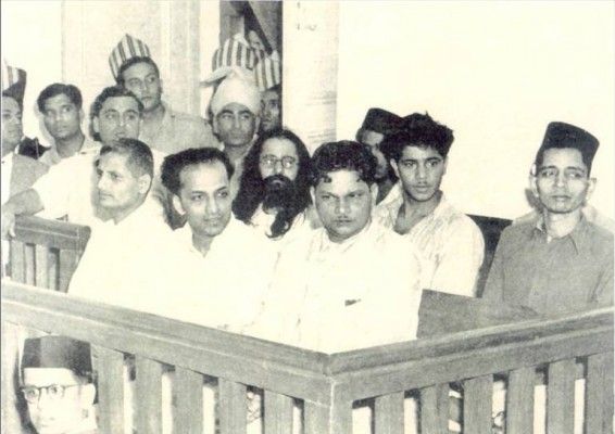 गांधी की हत्या के मुकदमे के आरोपी. सबसो आगे की पंक्ति के आखिर में बाएं) नज़र आ रहा है गोडसे