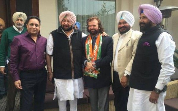 कांग्रेस में हंस राज का वेलकम करते के. अमरिंदर सिंह