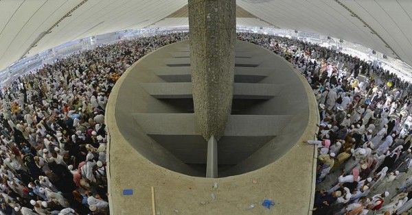 मीना शहर में वो जगह जहां हज करने के बाद कंकड़ मारे जाते हैं. source Reuters