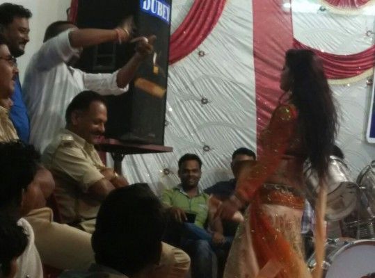 जो पैसे लुटा रहे, वो मंत्री जी के दादू हैं, जो मुस्कुरा रहे वो पुलिस वाले हैं.