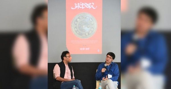 कुंमायूं लिटरेचर फेस्टिवल में शाज़ी जमा (दाएं) के साथ सुमंत बत्रा. शाज़ी की किताब 'अकबर' लॉन्च होने वाली है