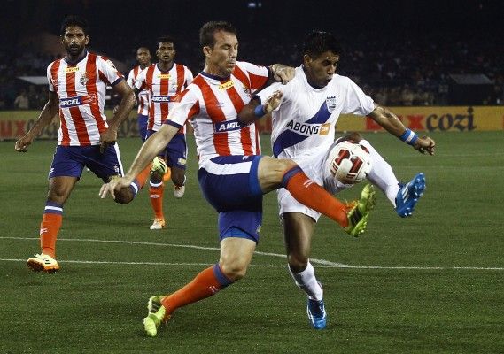 Diego Fernando Nadaya (R) of Mumbai City FC fights for the ball with Jose Miguel Gonzalez Rey (2nd R) of Atletico de Kolkata during the opening match of the Indian Super League (ISL) soccer tournament at Salt Lake stadium in Kolkata October 12, 2014. In its inaugural season, the ISL will feature eight city-based franchises taking part in the October 12-December 20 tournament. REUTERS/Rupak De Chowdhuri (INDIA - Tags: SPORT SOCCER) - RTR49VG5