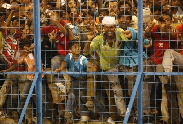 Indian soccer fans watch Bayern Munich team captain and goalkeeper Oliver Kahn's felicitation ceremony during an exhibition match against Mohun Bagan at Salt Lake Stadium, in the eastern Indian city of Kolkata, May 27, 2008. Thousands of Indian soccer fans gave a boisterous farewell to retiring German stalwart Oliver Kahn in his last game for Bundesliga champions Bayern Munich on Tuesday. REUTERS/Jayanta Shaw (INDIA) - RTX67Y9