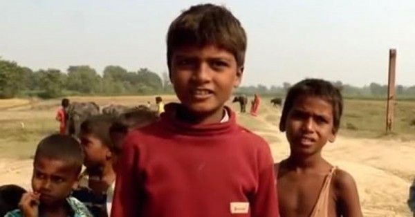 गांव के बारे में बात करता बच्चा