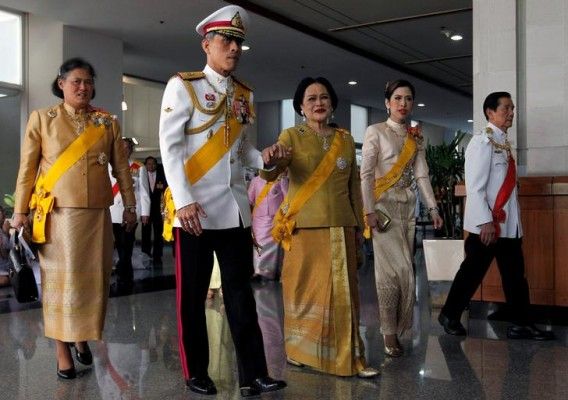 भूमिबोल की पत्नी क्वीन सिकिरित बीच में) उनके बेटे प्रिंस महा Reuters