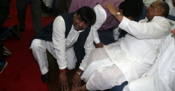 मुलायम सिंह के साथ गायत्री प्रजापति.