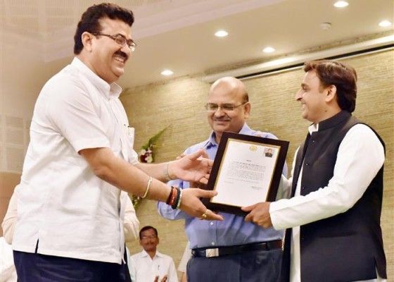 अखिलेश के साथ नवनीत सहगल