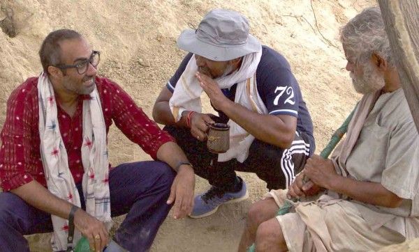 शूटिंग के दौरान रणवीर शौरी, डायरेक्टर नील माधव पांडा और संजय मिश्रा.