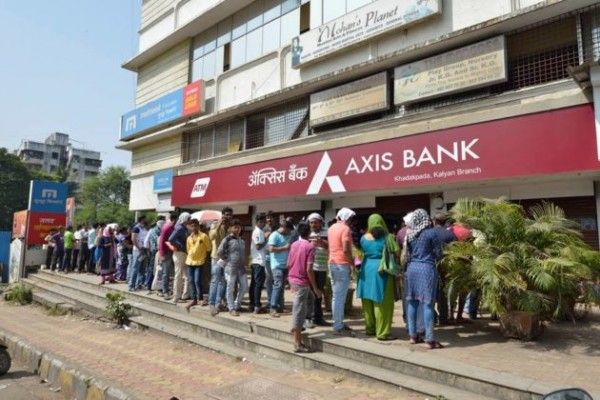 एक एटीएम के बहार लगी लाइन.
