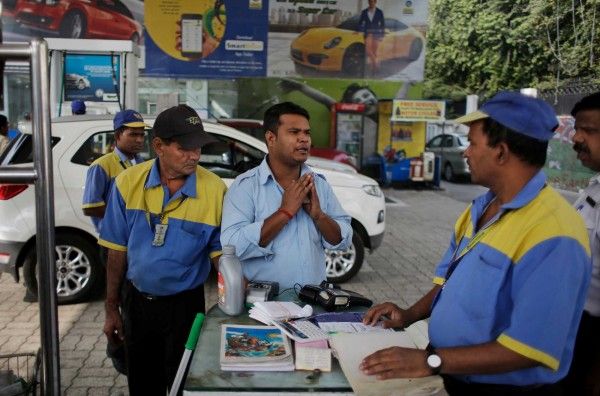 प्लीज! 5 सौ वाला नोट ले लो और गाड़ी में गैस भर दो