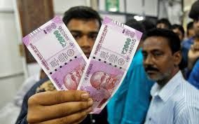 2000 नोट के साथ सेल्फी लेते लोग