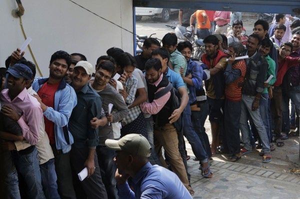 धक्का दे अपने आगे वाले को तभी लाइन आगे बढ़ेगी