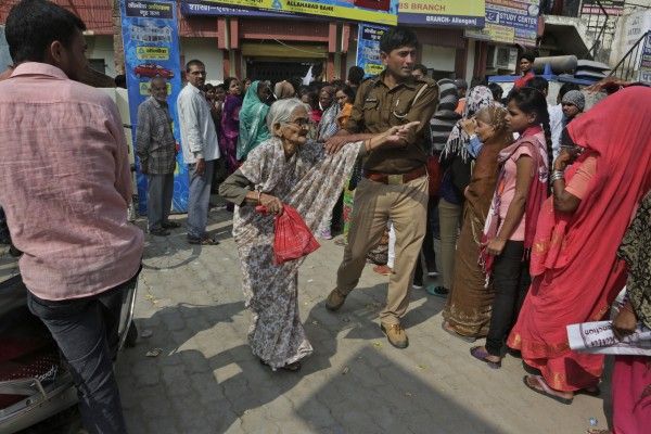 आइए अम्मा जी, आप इधर से निकल लीजिए