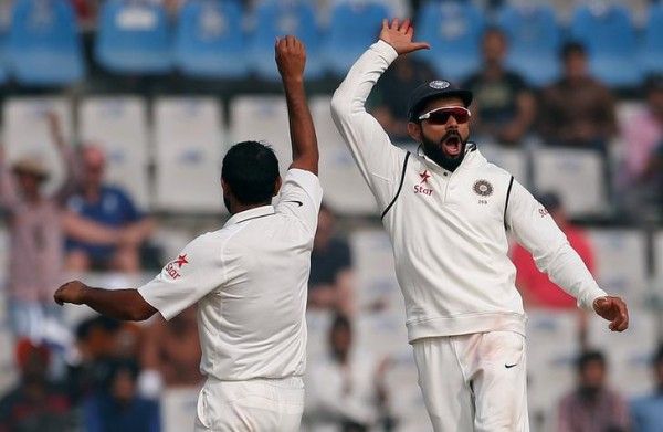 क्रिस वोक्स का कैच लेने के बाद कोहली और शमी