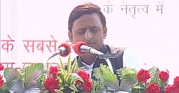 आगरा-लखनऊ एक्सप्रेस वे के उद्घाटन के मौके पर अखिलेश यादव